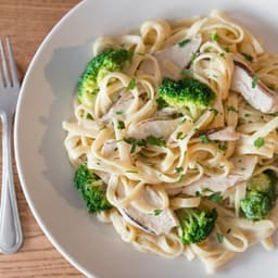 Fettuccine Alfredo With Chicken & Broccoli